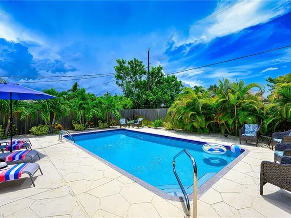 672 100th Ave N, Naples, FL 34108