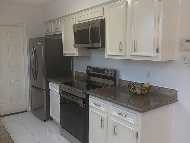 1211 Twining Oaks Ln N — Photo 10