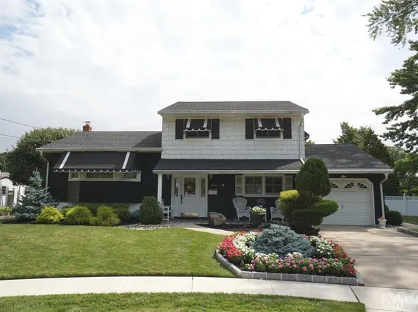 16 Hartland Ct, Colonia, NJ 07067