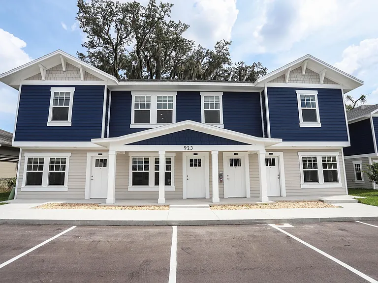Royal Oak Apartments — Photo 1