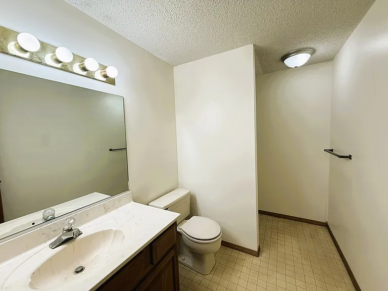 13932 E Lockmoor Cir — Photo 4