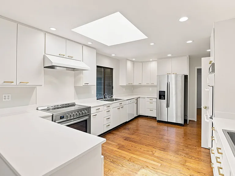 820 Eucalyptus Ave — Photo 12