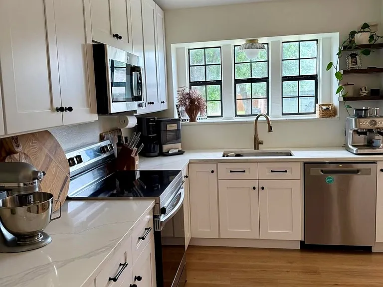 3216 Fairview Dr — Photo 2