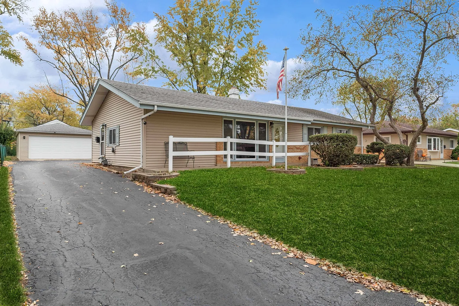 665 Olive St photo 1