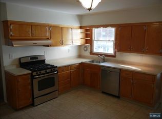 425 Gorge Rd, Cliffside Park, NJ 07010