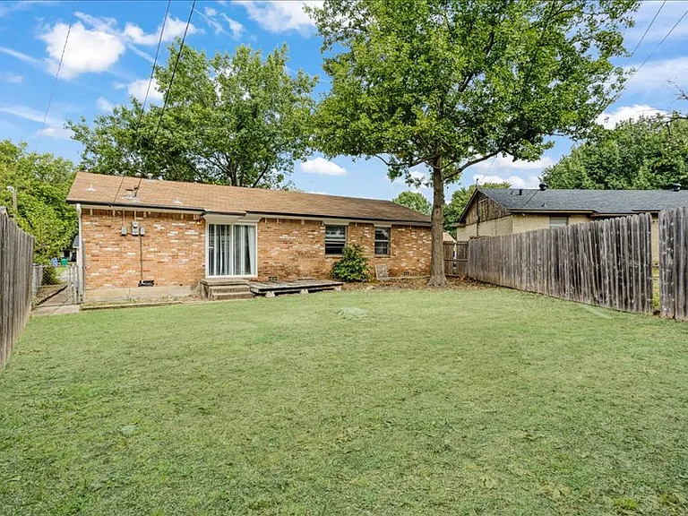 1924 Jones Cir — Photo 25