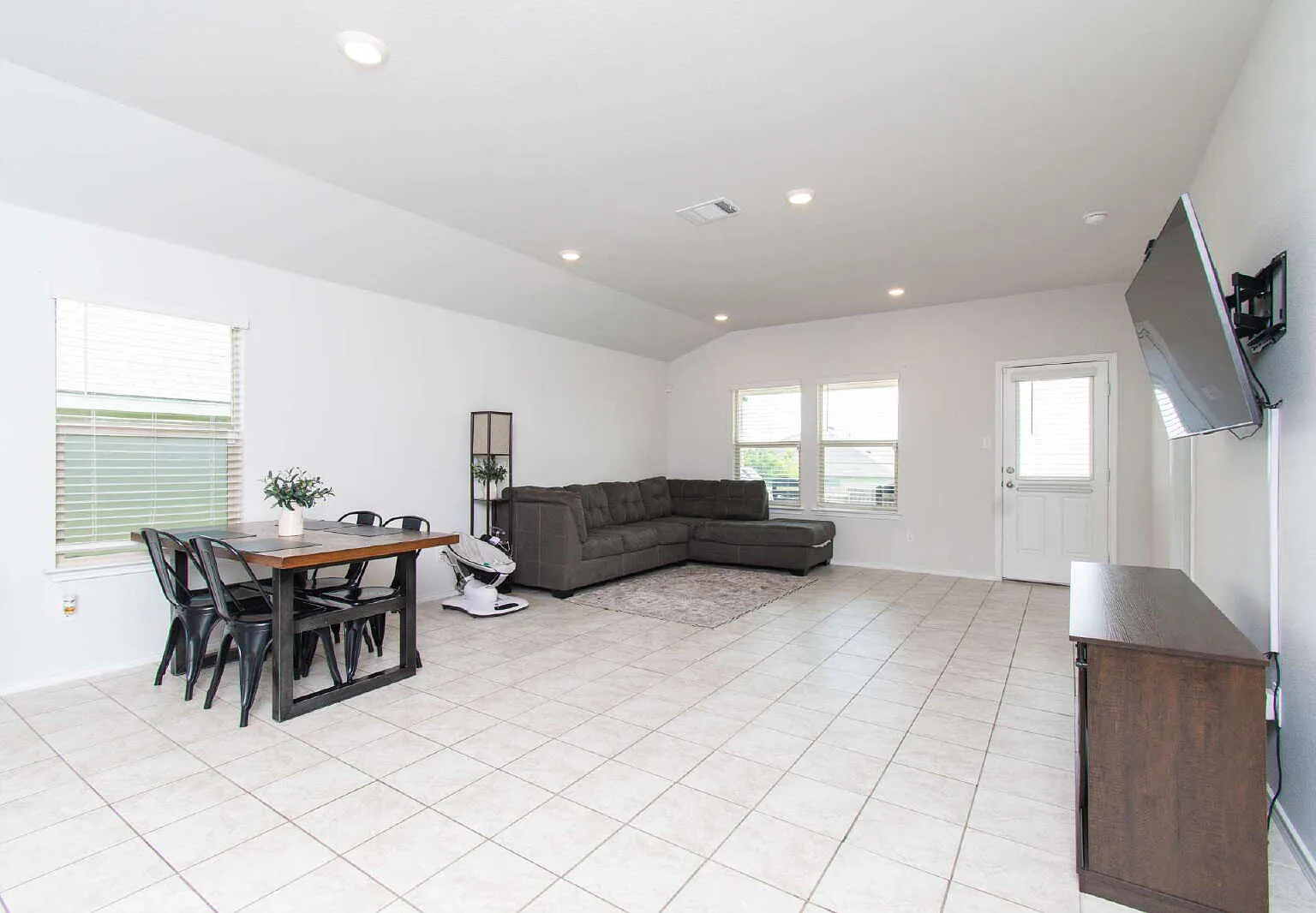 4 bed, 2.0 bath, 1549 sqft, $1,575 — Photo 4