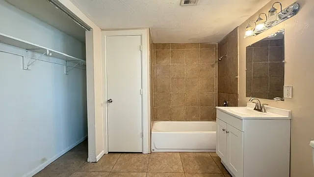 2 bedroom 2 bathroom near 202 Freeway — Photo 2