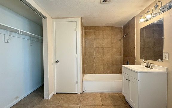 2nd image of 1038 N 25th Pl
