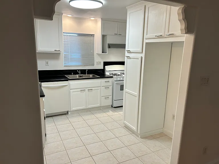 11741 Benfield Ave — Photo 6