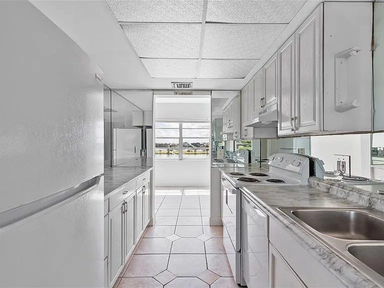 1060 Crystal Lake Dr #2 — Photo 7