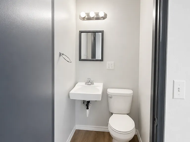 703 Woodford Ave N — Photo 30