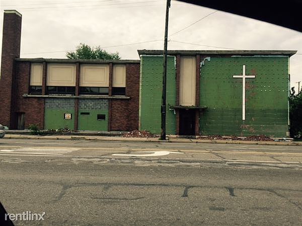 front 15760 E warren