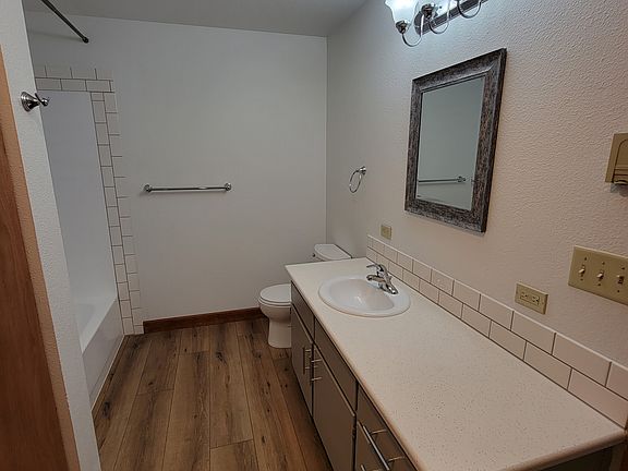 Master bath, W/D hookups in closet