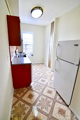 Rented by Safdie Realty Group | media 10