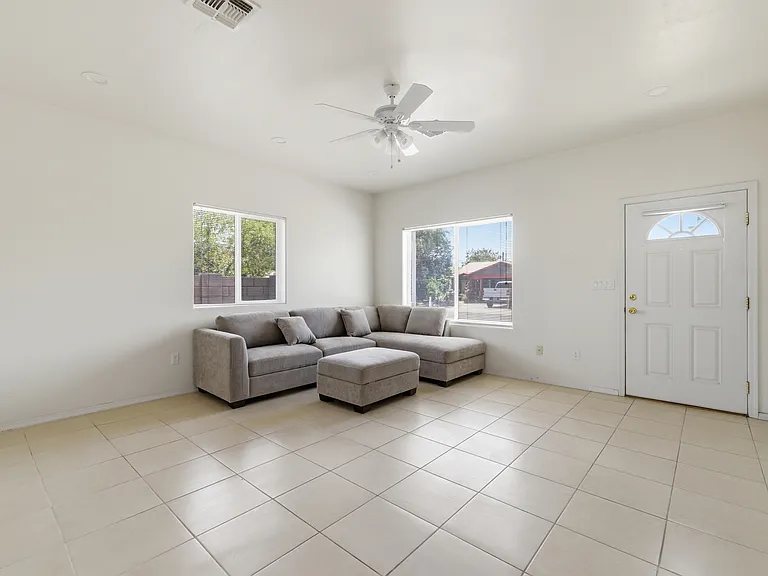 512 W Brown St — Photo 4