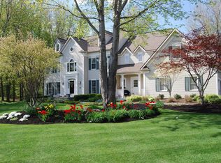 21 Roxbury Ln, Pittsford, NY 14534