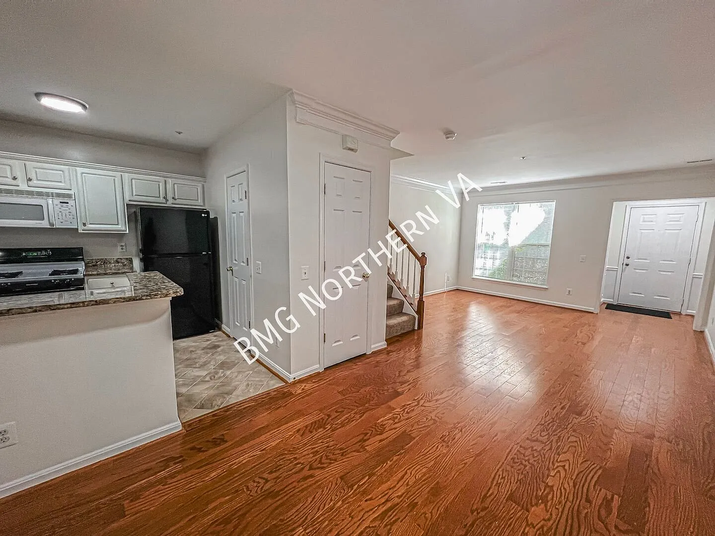 Lovely 2BR/2.5 BA Interior Townhome In Beautiful Dominion Station — Photo 4