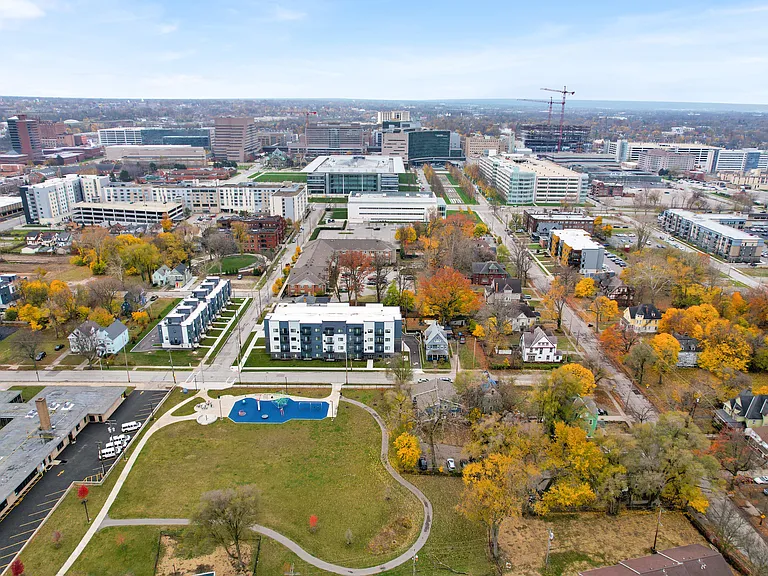 Park Lamont Apartments & Townhomes — Photo 13
