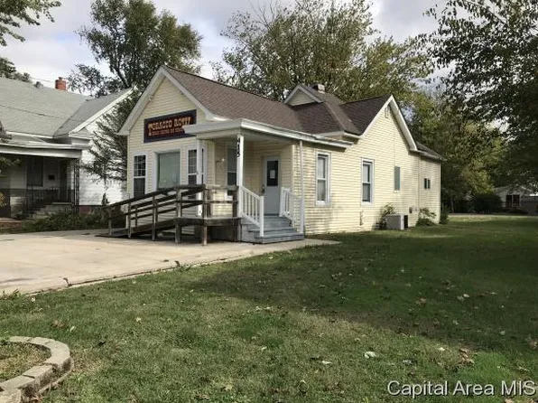 415 N Broad St, Carlinville, IL 62626