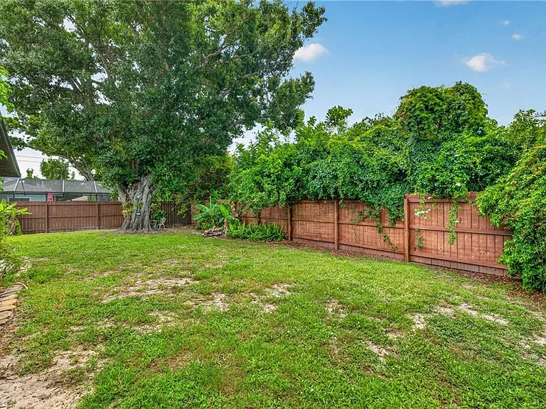 18185 Hilda Dr — Photo 23