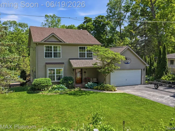 1321 Glen Oak Dr, Holly, MI 48442
