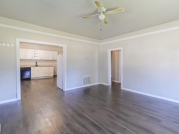 4th image of 300 E Matthews St