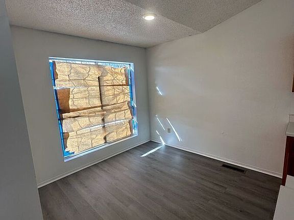 3rd image of 115 Rockyreef Cir