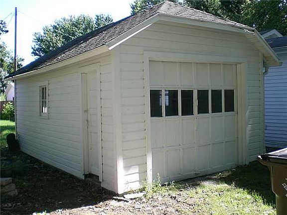 Detached Garage.