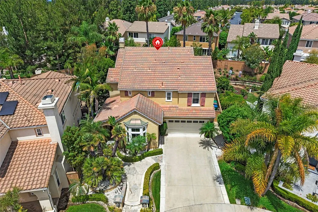 5 bed, 4.5 bath, 3500 sqft, $8,998 — Photo 2