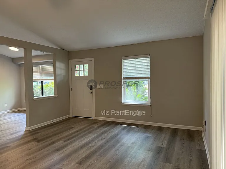 1047 Oakcrest Dr — Photo 5