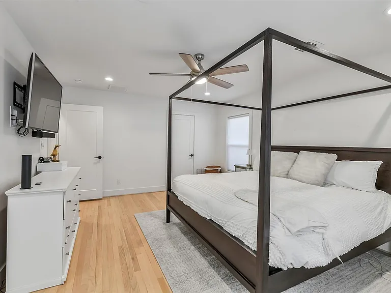910 Algregg St — Photo 34