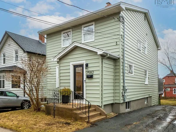 2582 Elm St, Halifax, NS B3L 2Y4