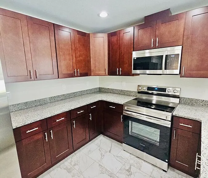 113-115 E Jackson St #113 — Photo 5