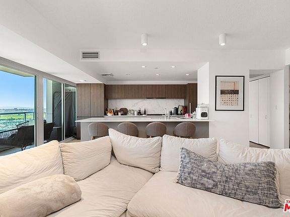 5th image of 13600 Marina Pointe Dr Unit 1906
