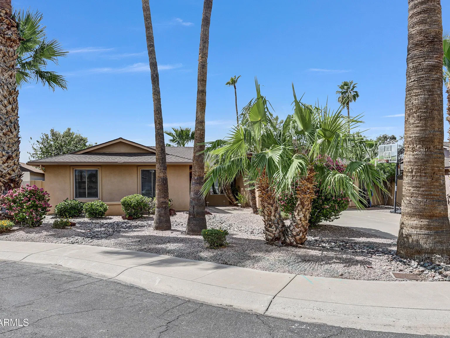 4 bed, 2.0 bath, 2190 sqft, $4,000 — Photo 3