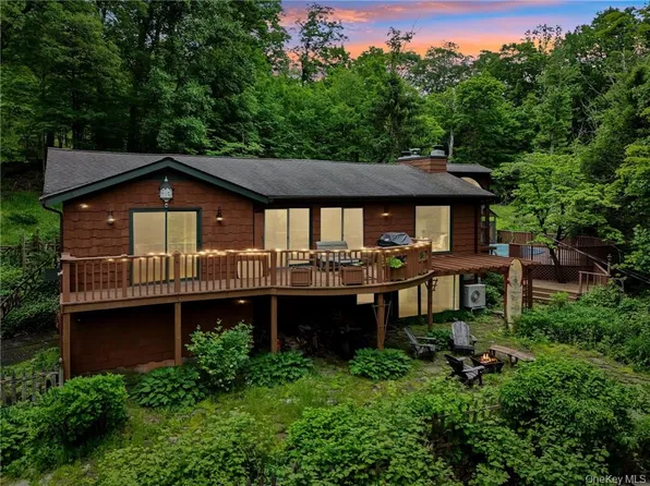 8 Oak Tree Dr, Cornwall, NY 12518
