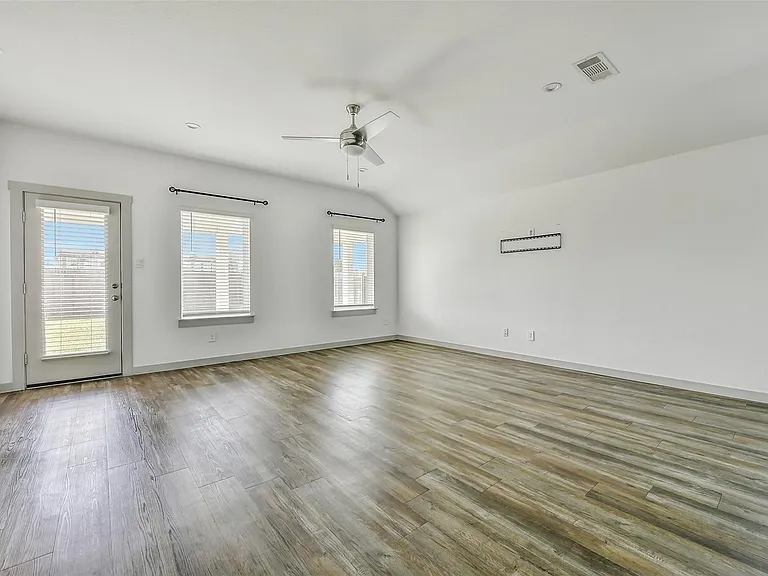 1004 Great Barracuda Ln — Photo 5