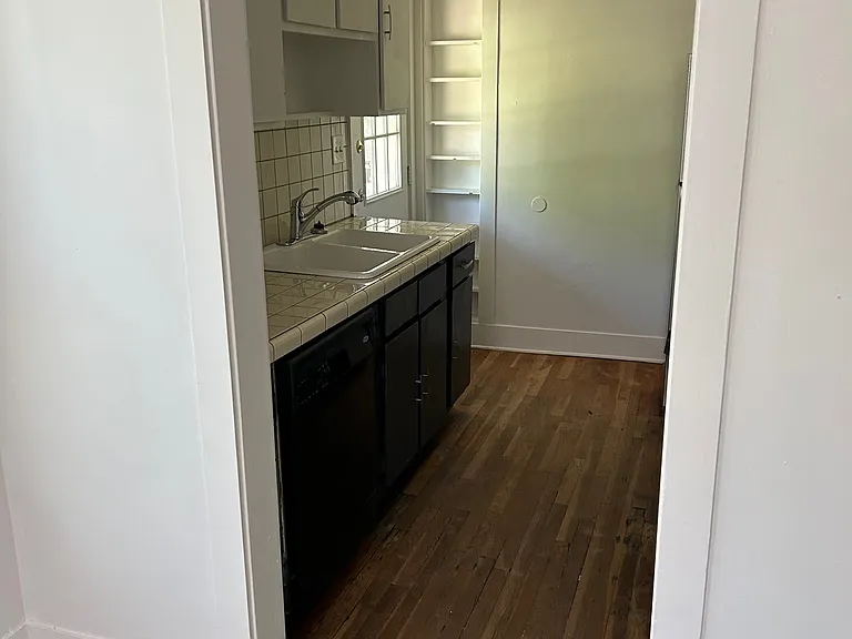 831 W Houston St — Photo 5