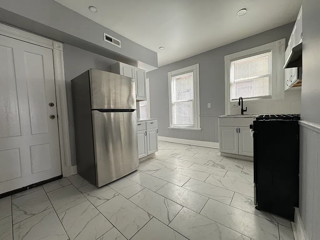 3 bed, 1143 sqft, $1,900 — Photo 2