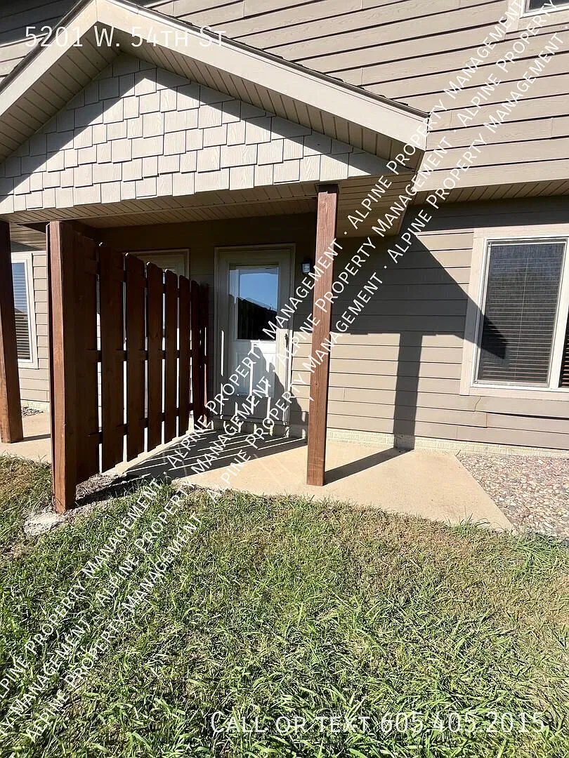 2 Bed/1.5 Bath Townhome with Washer/Dryer in Unit!! — Photo 4
