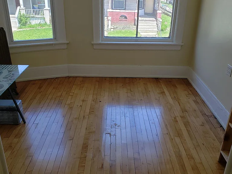 531 E Locust St — Photo 5