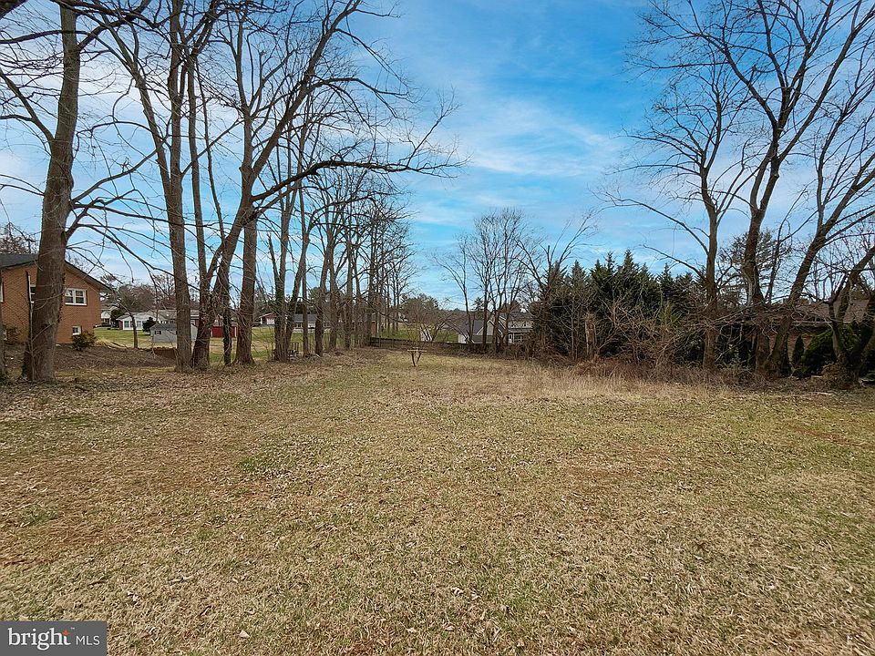 2nd image of 615 Washington Rd