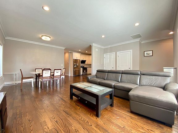 3rd image of 279 Ross Ave
