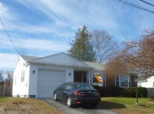 15 Woodcrest Dr, Riverside, RI 02915