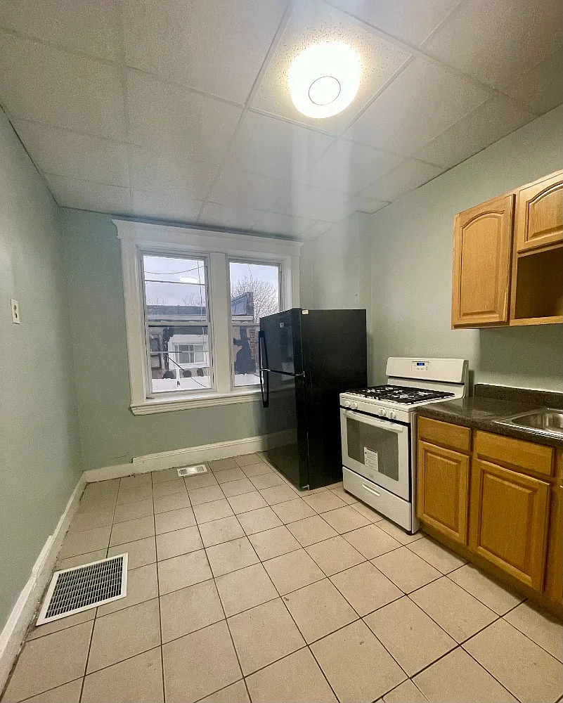 3 bed, 1500 sqft, $2,100 — Photo 2