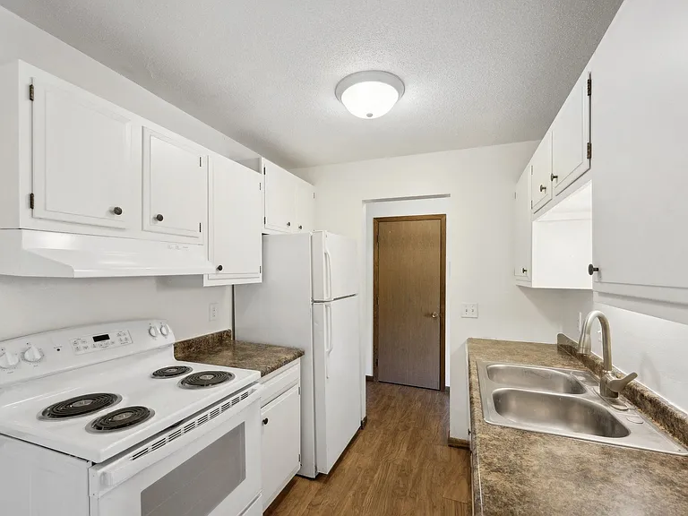 Edina Manor Apartments — Photo 6