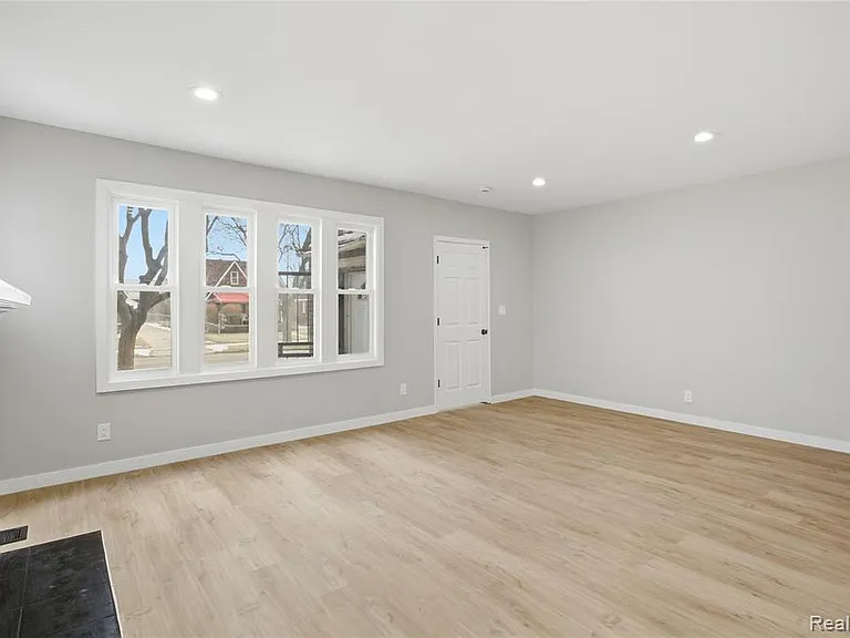 14615-14617 Winthrop St — Photo 12