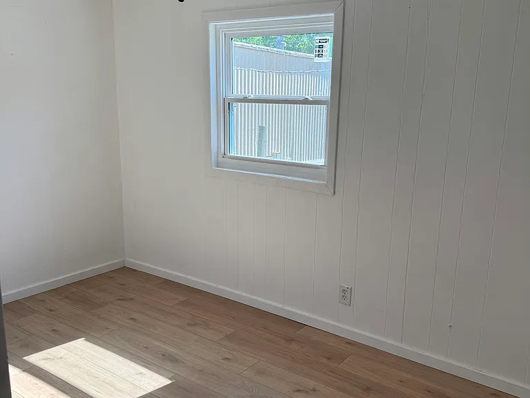 1055 S Park St — Photo 9