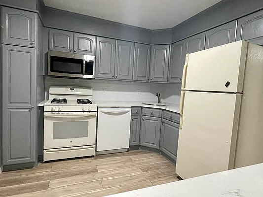 Rented by Amorelli Realty | media 15